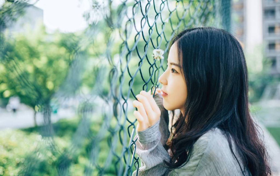 “差不多了。”孟达微笑着点点头，这两个人是法正带来交给他的，别的本事没有，但却有一口好口技，只要听过对方说话，便能将对方的声音模仿的八九不离十，之前的一切，自然是孟达刻意安排的，刘璋就算再昏庸，也不可能在这种时候做这种事情，而且天府之国，美女不少，以刘璋的地位，什么样的美女找不到，刘璋也没有什么特殊癖好，怎会跑去找将士的家属？